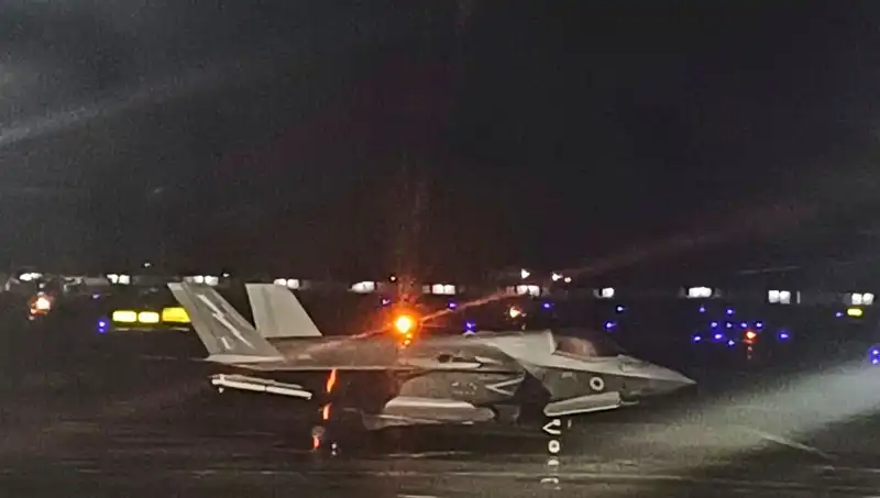Hindistan'da Mahsur Kalan İngiliz Savaş Uçağı 5 Haftanın Ardından Havalanabildi
