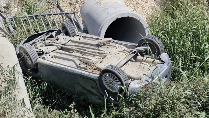 Pikap Kazasında İki Kişi Yaralandı: Su Kanalına Devrilen Araçta Şok Anlar