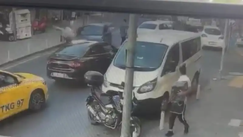 Fren Yerine Gaza Basan Sürücü, Şehir Merkezini Kaosa Sürükledi