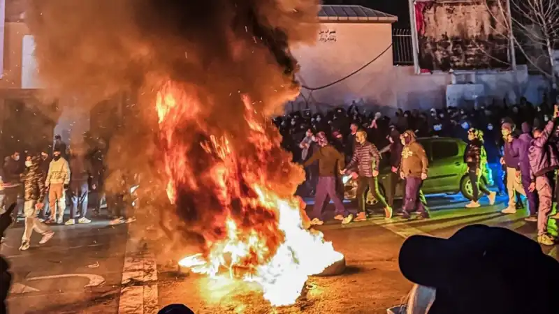 İran'daki Protestolar Derinleşiyor: Can Kaybı 2000'i Aştı