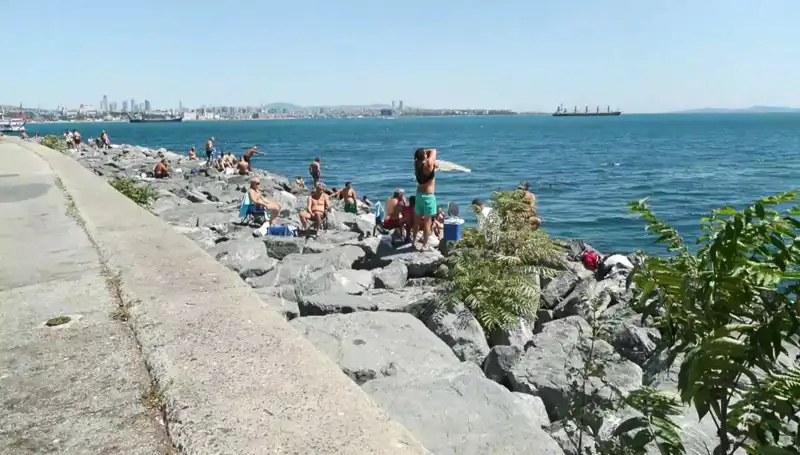 İstanbul'da Hava Isındı: Vatandaşlar Sahillere Akın Etti