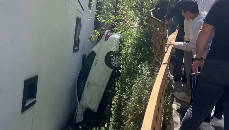 Kağıthane'de Korku Dolu Anlar! Metrelerce Sürüklenen Araç Kazası