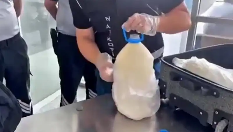 Havalimanında Süt Şişesinde 12 Kilo 800 Gram Uyuşturucu Ele Geçirildi!
