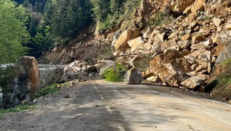 Giresun'da Meydana Gelen Heyelan Yol Kapatınca, Ulaşım Alt Üst Oldu!