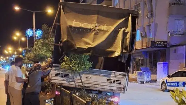 Park Halindeki Kamyonet Hızla Yola Düştü, Şok Eden Kaza Yaşandı