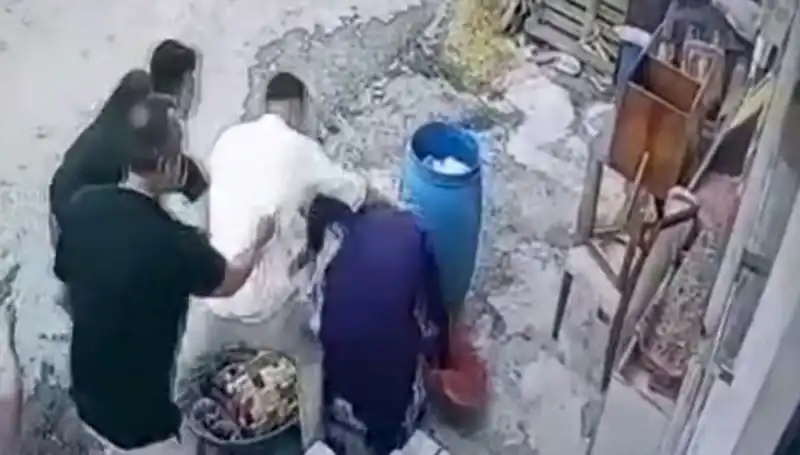 Başakşehir'de Kan Donduran Baba Oğul Olayı: Bidon Kavgası Korkunç Sonuçlandı