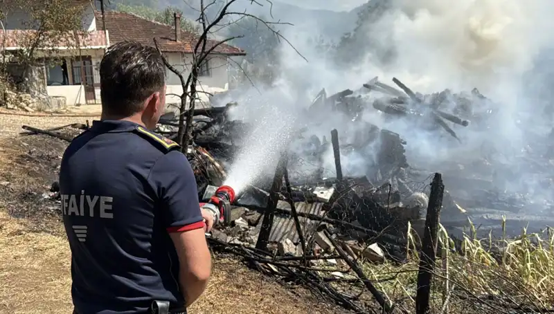 Evde Oluşan Yangın, Ormana Sıçradı: Ekipler Seferber Oldu