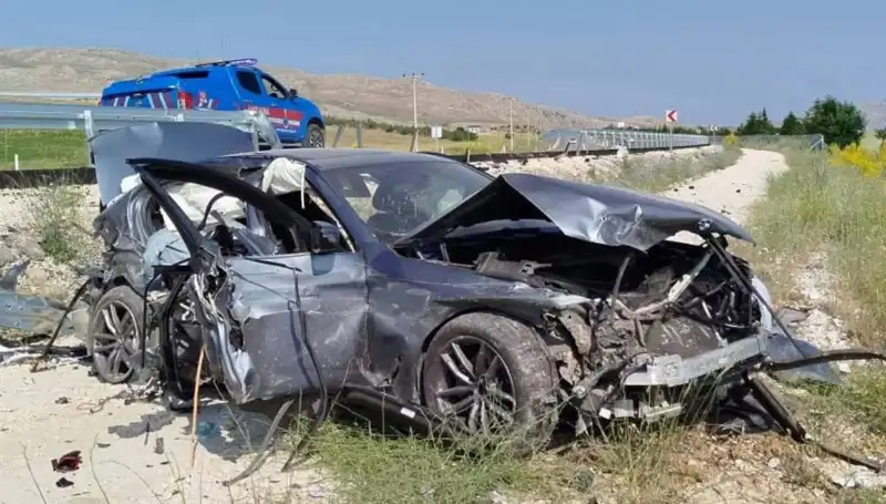 Sivas'ta Meydana Gelen İki Feci Trafik Kazası: 9 Kişi Yaralandı