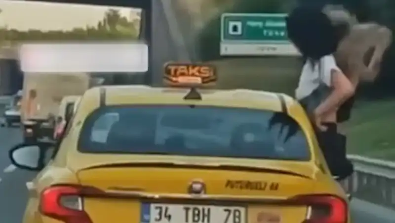 TEM Otoyolunda İnanılmaz Anlar: Taksinin Camından Dışarı Sarkan Şahıslar!