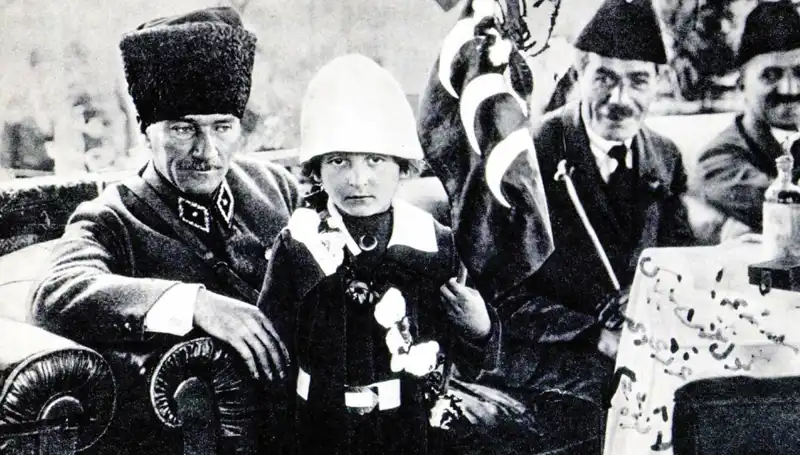 Unutulmaz Fotoğrafın Hikayesi: Şapkanın Altında Gizli Bir Bayram