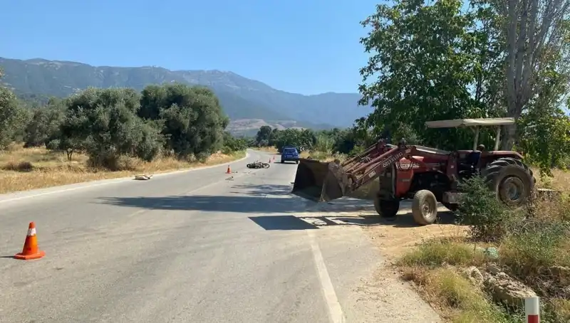 İzmir'de Motosiklet Kazası: Sürücü Hayati Tehlikede, Şehir İçi Trafik Çileye Dönüştü