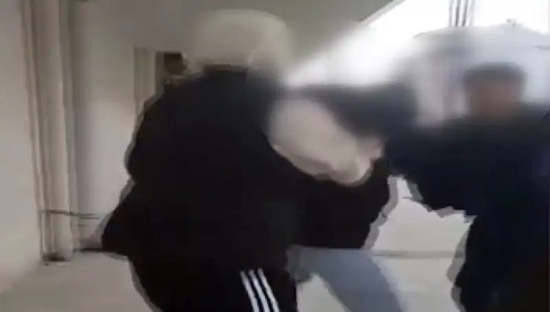 Sokakta Akran Zorbalığı: Özür Dileme Oyununa Dönüşen Şiddet Olayı