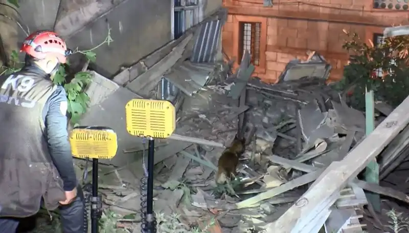 İstanbul'da Deprem Sonrası Hasar Alan Bina Çöktü: İstanbul'un Güvenliği Tehlikede Mi?