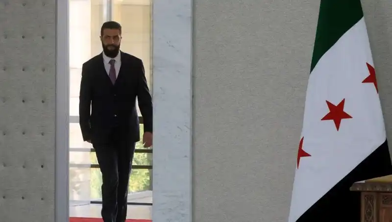 Paris’te Şara-Macron Zirvesi: Fransa Suriye İçin Yeni Destek Sunuyor
