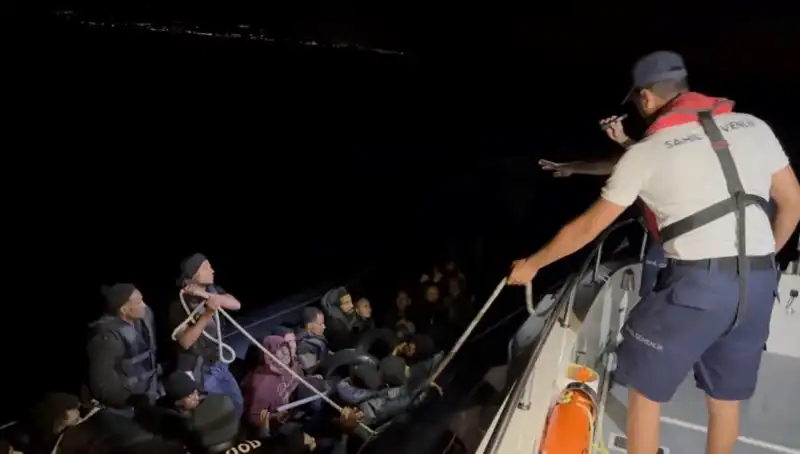 Çeşme Açıklarında Fırtınalı Denizde Sürüklenen 42 Kaçak Göçmen Kurtarıldı