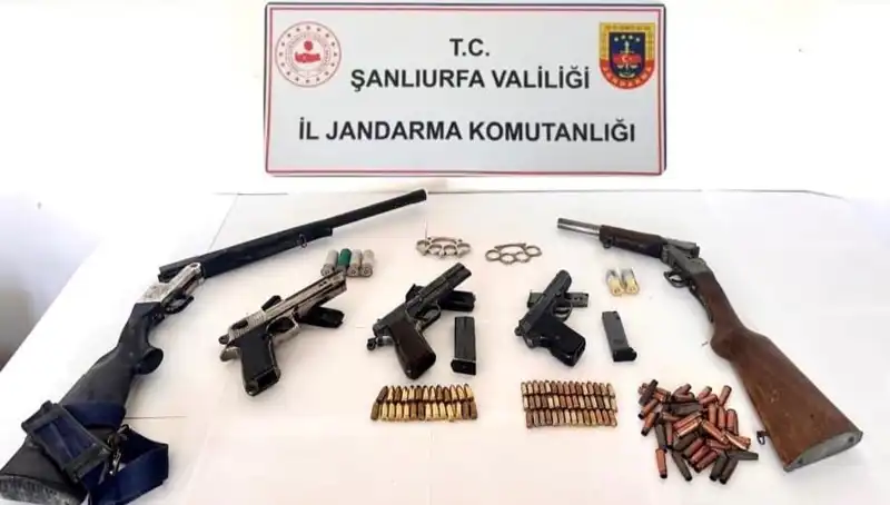 Şanlıurfa'da Ruhsatsız Silah Operasyonu: Tutuklamalar ve Zengin İçerikler