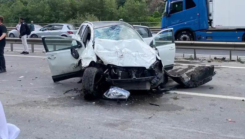 Beton Kanal Faciası: Bariyerlere Çarpan Araçta 3 Yaralı