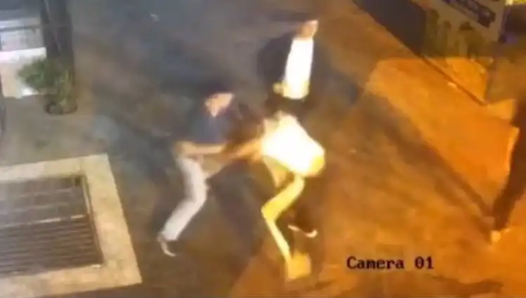 İstanbul Sokaklarında Yaşanan Tekmeli Yumruklu Kavga Gözler Önüne Serildi
