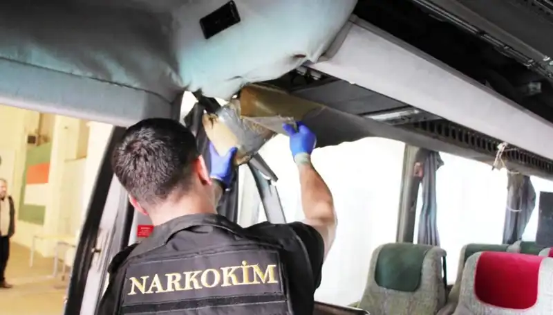 Sınırdan Geçen Otobüste 77 Kilo Uyuşturucu Ele Geçirildi