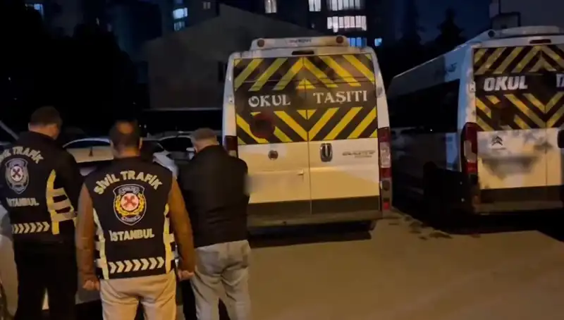 Görüntülerdeki Şok: İki Servis Sürücüsü Yakalandı ve Olay Büyüyor!