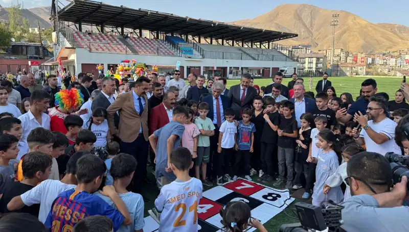 Anadolu Şenliği Hakkari'de Renkli Gösterilerle Coşkuyla Başladı