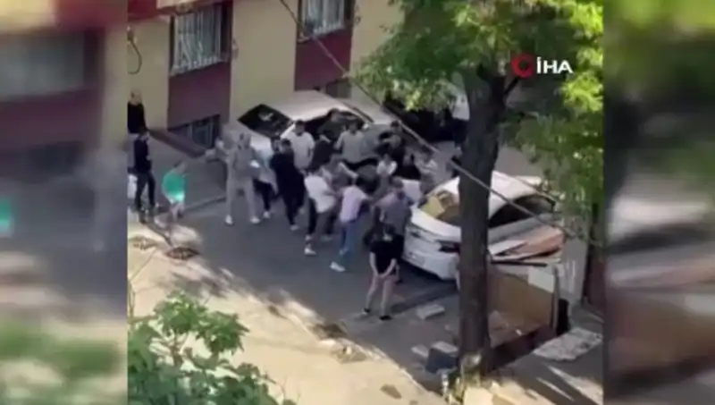 Kapıları Zorlayan Madde Bağımlısına Meydan Dayak: Güvenlik Kamerası O Anları Yakaladı