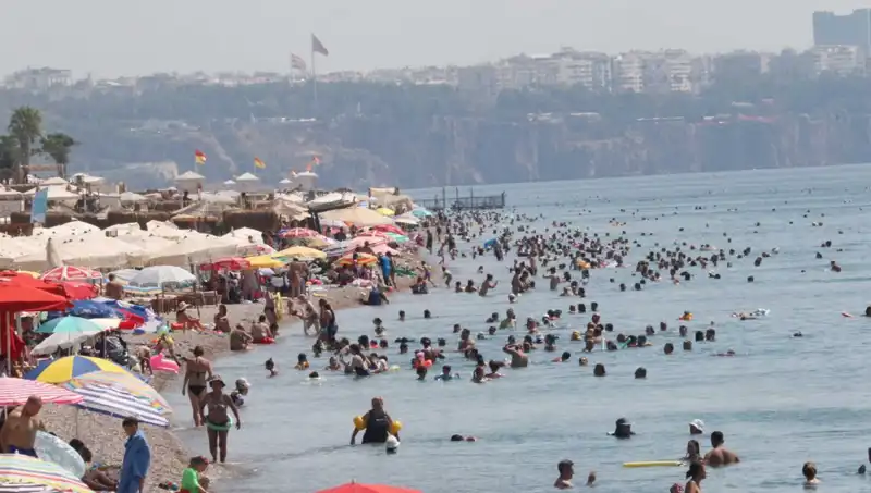 Antalya'da Deniz Sıcaklıkları Rekor Kırıyor! Yaz Sezonu Devam Edecek mi?