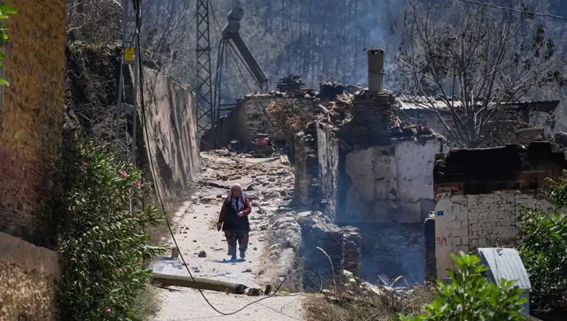 İzmir ve Bilecik'teki Yangınlarda Yıkıcı Etkiler: 415 Bina Kül Oldu