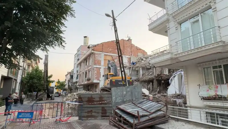 Yıkım Alanında Elektrik Kesintisi: İki Sokak Karanlıkta Kaldı