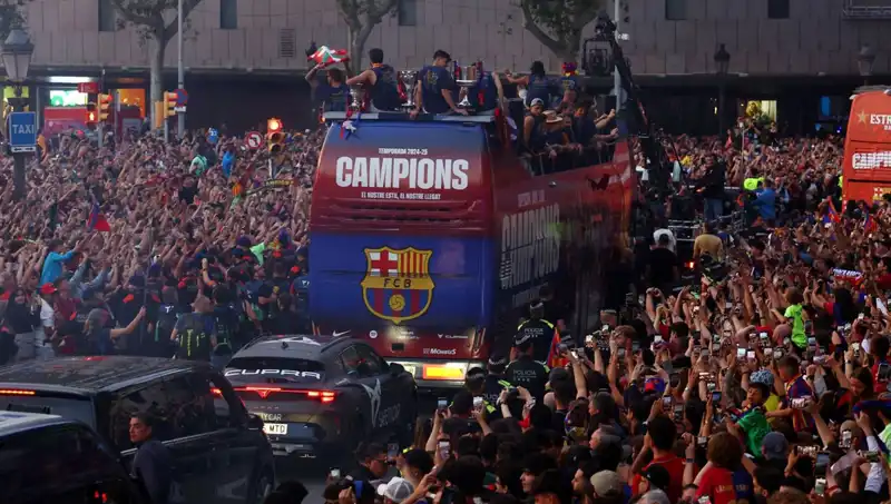 Barcelona’nın Yıldız Futbolcuları Taraftarlarıyla Buluştu: Unutulmaz Anlar