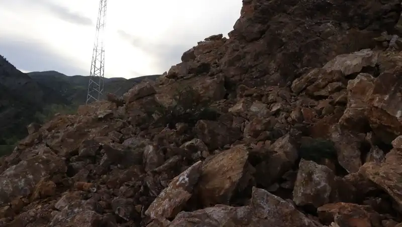 Erzurum'da Heyelan: Dev Kayalar Yolu Ulaşıma Kapandı, Tedirginlik Yarattı!