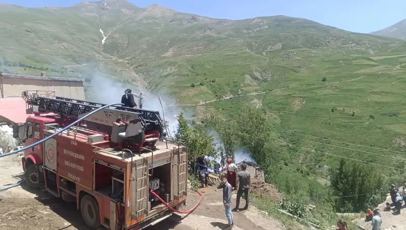 Van’da Evde Çıkan Yangında Küçük Bir Can Hayatını Kaybetti