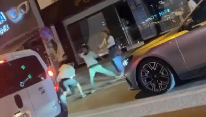 Cadde Boks Ringi Oldu: Şehrin Ortasında Yumruklar Havada Uçtu!