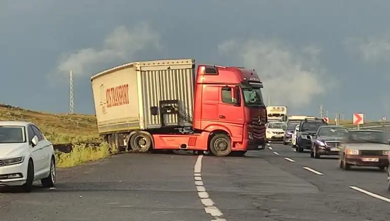 TIR Kaydı ve Yol Kapanması: Uzun Araç Kuyrukları Sürücüleri Zorluyor