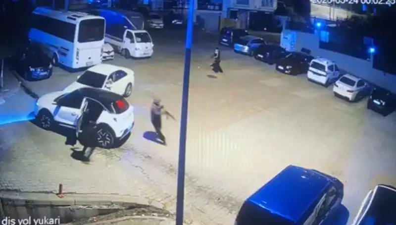 Kağıthane'de Kalaşnikovlu Dehşet: Maskeli Saldırganların Kurşun Yağdırdığı Anlar