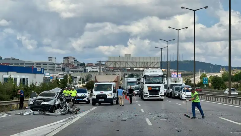 Otoyolda Meydana Gelen Kaza, Üç Kişiyi Araçta Sıkıştırdı!