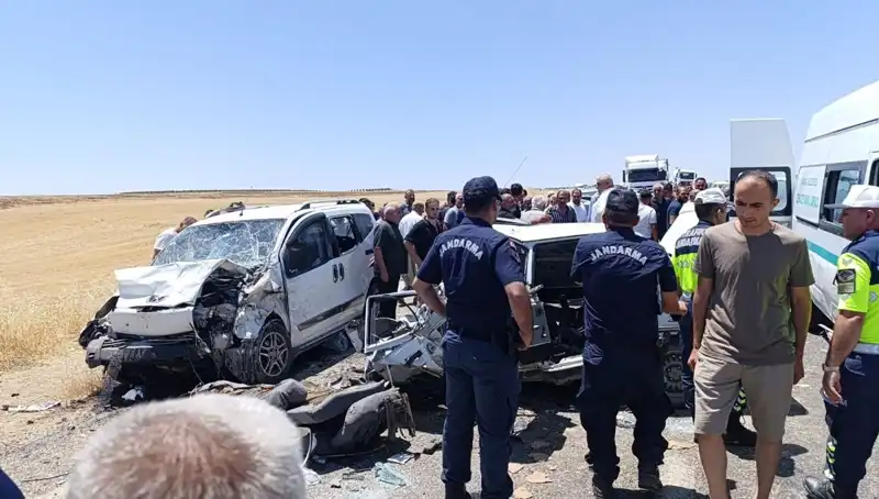 Otomobil ile Hafif Ticari Araç Çarpıştı: 4 Can Kaybı, 1 Yaralı!