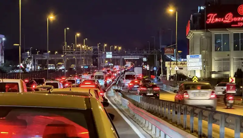 Yenibosna Metrobüs Yaya Üst Geçidinde Yapım İşlemleri Başladı, Şehir Hayatını Kolaylaştıracak