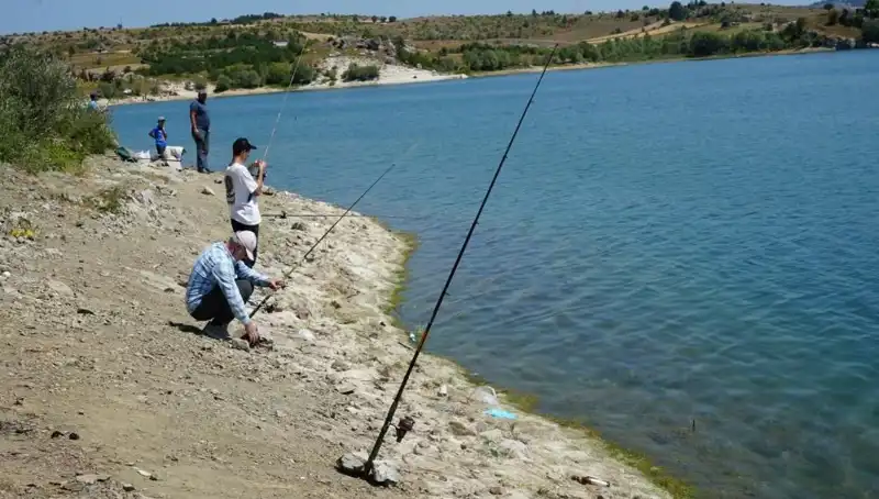 Kafeslerdeki Şaşırtıcı Durum: Baraja Akın Eden İnsanlar Neden Koştu?