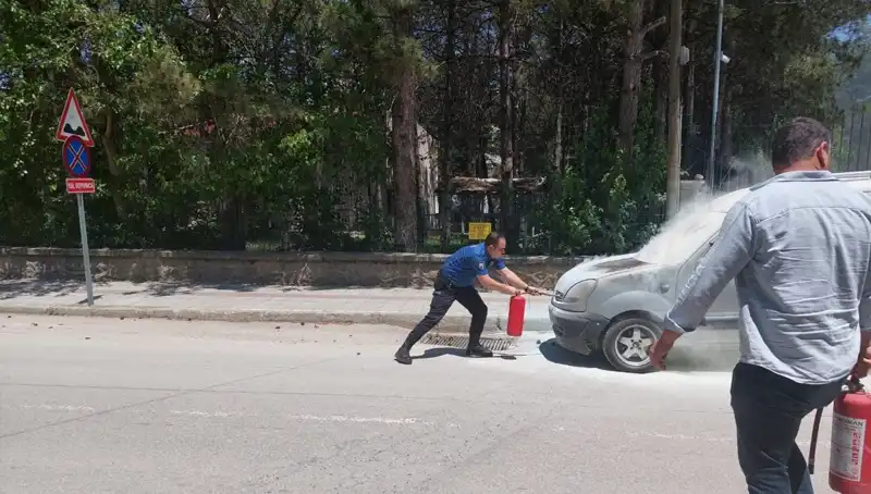 Emniyet Binası Önünde Alev Alan Araç, Polisi Hızla Giysi İle Yangına Müdahale Ettirdi