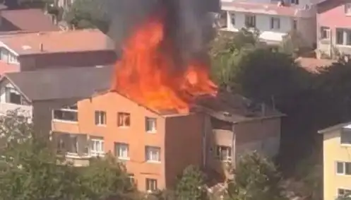 İstanbul'un Kalbinde Yangın Paniği: Dört Kişi Hayat Mücadelesi Verdi
